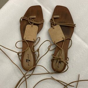 Ankle wrap leather sandals 10